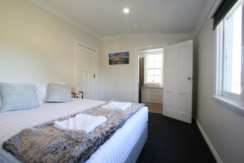 Leichhardt Cottages - Travel Agents 1