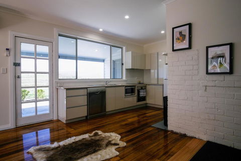 Leichhardt Cottages - Travel Agents 2
