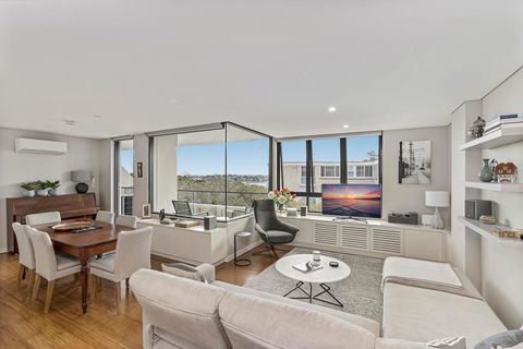 Light Filled Apartment With Sweeping Harbour Views - Cruises Travel 0
