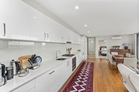 Light Filled Apartment With Sweeping Harbour Views - Cruises Travel 2