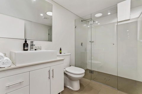 Light Filled Apartment With Sweeping Harbour Views - Cruises Travel 3