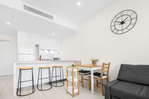 Luxe Apartment With Balcony And Pool Near Galleries - Tourism Guide 1