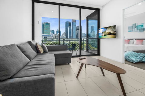Luxe Apartment With Balcony And Pool Near Galleries - Tourism Guide 0