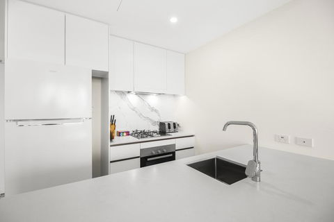 Luxe Apartment With Balcony And Pool Near Galleries - Tourism Guide 2