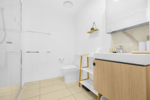 Luxe Apartment With Balcony And Pool Near Galleries - Tourism Guide 3