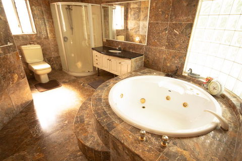 Luxuary Self-contained Living With Spa. - Tourism Guide 0