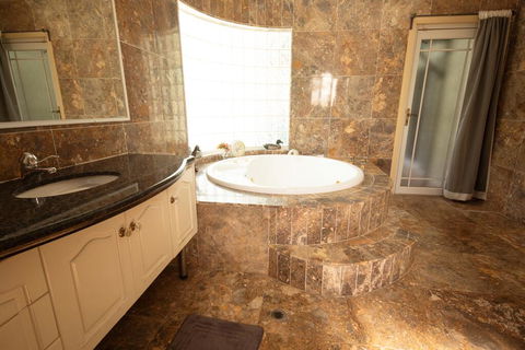 Luxuary Self-contained Living With Spa. - Tourism Guide 3