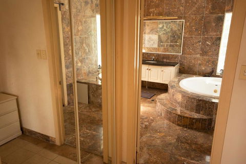 Luxuary Self-contained Living With Spa. - Tourism Guide 1