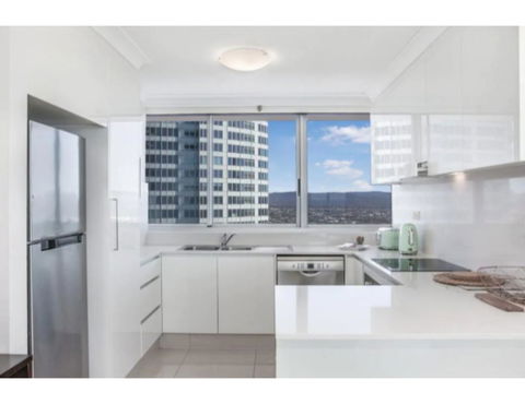 Luxury Holiday Escape High Above Surfers Paradise - Travel Search 3