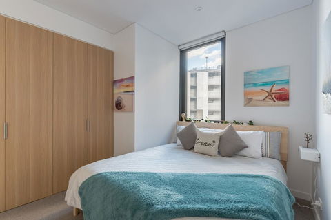 LUXURY KING APARTMENT PARRAMATTA CBD 1 MIN FROM STATION & WESTFIELD Sleeps 4 - Cruises Travel 2