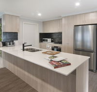 Luxury renovated home-5BR-meters from the beach - Travel Agents