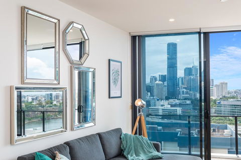 Luxury River City Views With Pool, Gym, Cafe, WiFi, Hospital - Tourism Guide 3