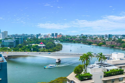 Luxury River City Views With Pool, Gym, Cafe, WiFi, Hospital - Tourism Guide 0