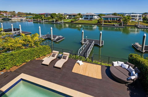 Luxury Suite + Private Living Room On Waterfront In Hope Island - Travel Search 0