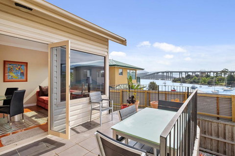 Manfield City Waterfront View Cottage - Travel Agents 1