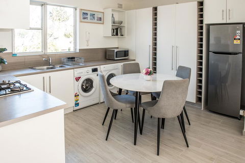 Manly 2 Stay Holiday Apartments - Cruises Travel 3