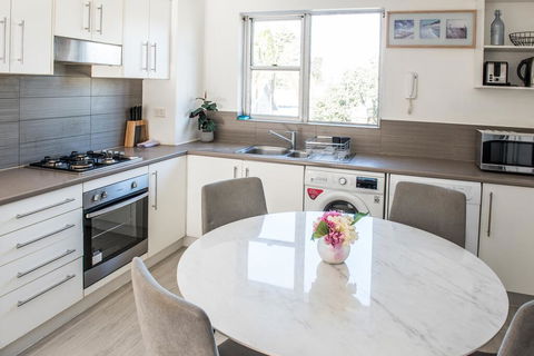 Manly 2 Stay Holiday Apartments - Cruises Travel 2