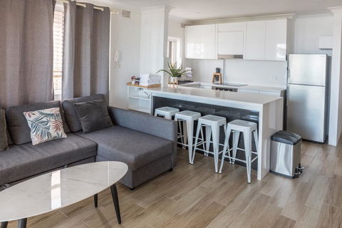 Manly Beachfront Apartment - Cruises Travel 3