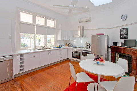Manly Beachside 2 Bedroom House - Cruises Travel 3