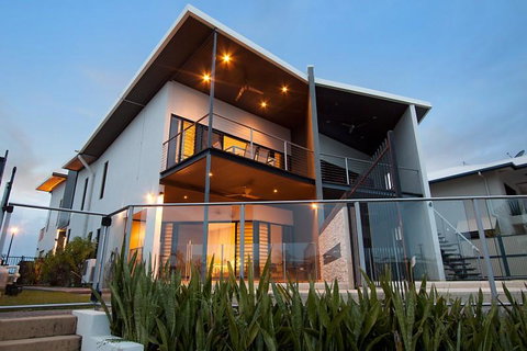 Marina Views Townhouse - Tourism Guide 0