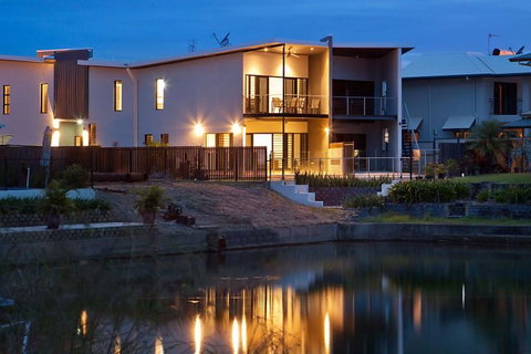 Marina Views Townhouse - Tourism Guide 2