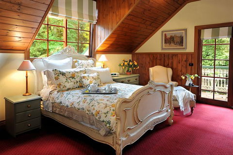 Mary Cards Coach House - Cruises Travel 1