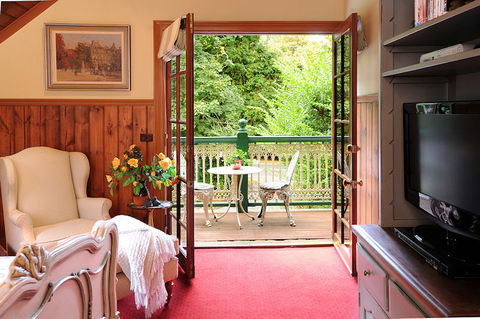 Mary Cards Coach House - Cruises Travel 2
