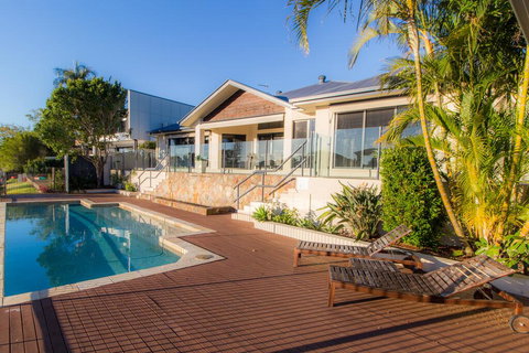 Maureen Waterfront Beach House - Travel Agents 0