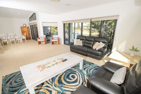 Maureen Waterfront Beach House - Travel Agents 1