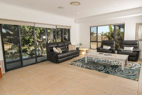 Maureen Waterfront Beach House - Travel Agents 3