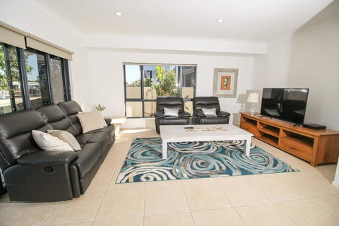 Maureen Waterfront Beach House - Travel Agents 2