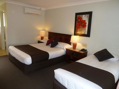 McNevins Warwick Motel - Travel Search 0