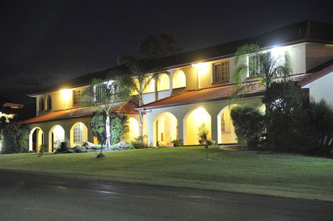 McNevins Warwick Motel - Travel Search 3