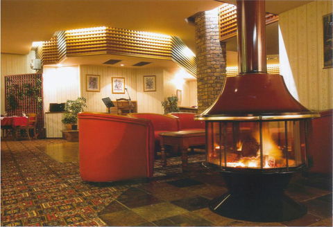 McNevins Warwick Motel - Travel Search 2