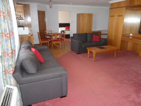 McNevins Warwick Motel - Travel Search 1