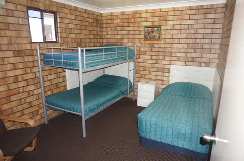 Miles Outback Motel - Travel Search 1