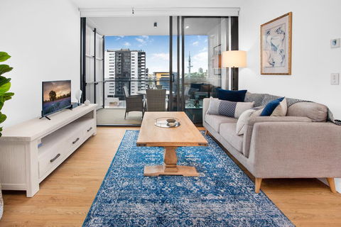 Modern 1-Bed Apartment With Balcony And Leisure Area - Tourism Guide 0