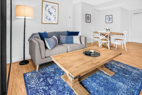 Modern 1-Bed Apartment With Balcony And Leisure Area - Tourism Guide 1