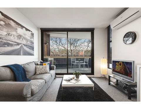 Modern 2 Bed Apartment In Trendy Collingwood - Tourism Guide 0