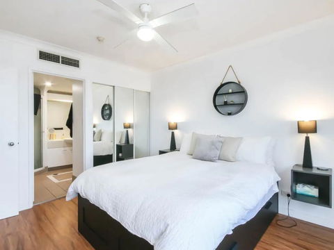 Modern 2 Bedroom River View Apartment In Docklands - Tourism Guide 2