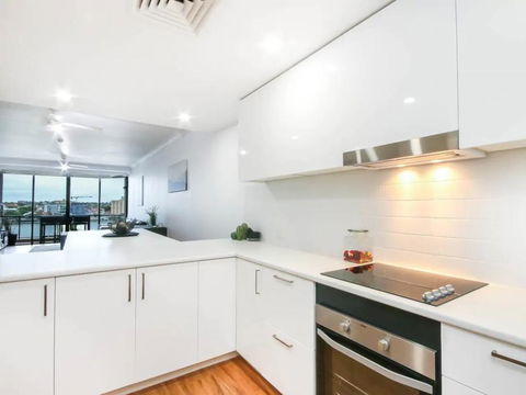 Modern 2 Bedroom River View Apartment In Docklands - Tourism Guide 1