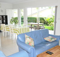 MODERN 3 BEDROOM APARTMENT IN TRADITIONAL QUEENSLANDER  PATIO LEAFY YARD POOL - Tourism Guide