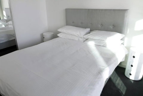 Modern Light-Filled 1 Bed In South Melbourne - Tourism Guide 3