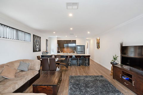 Modern Luxury At Christies Beach - Travel Agents 3
