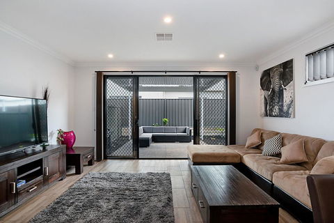 Modern Luxury At Christies Beach - Travel Agents 2