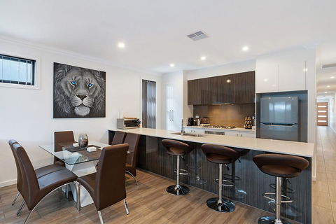 Modern Luxury At Christies Beach - Travel Agents 1