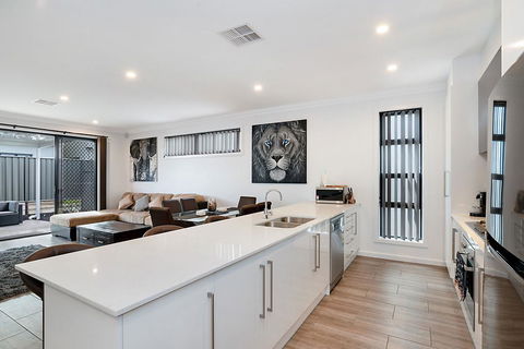 Modern Luxury At Christies Beach - Travel Agents 0