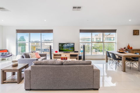 Modern Unit With Balconies Near Melbourne Airport - Tourism Guide 0