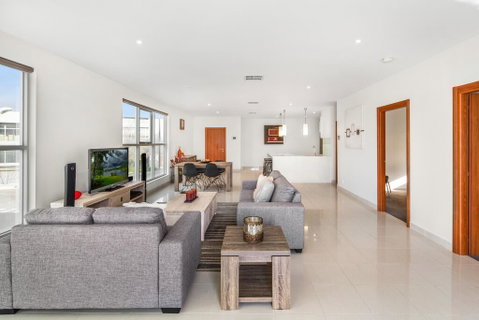 Modern Unit With Balconies Near Melbourne Airport - Tourism Guide 2