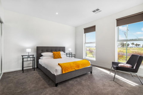 Modern Unit With Balconies Near Melbourne Airport - Tourism Guide 1
